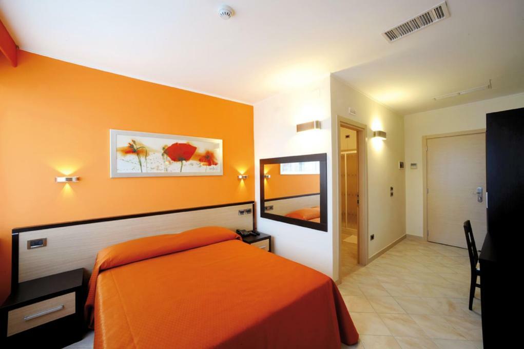 Hotel Cristina Rocca San Giovanni Exterior photo